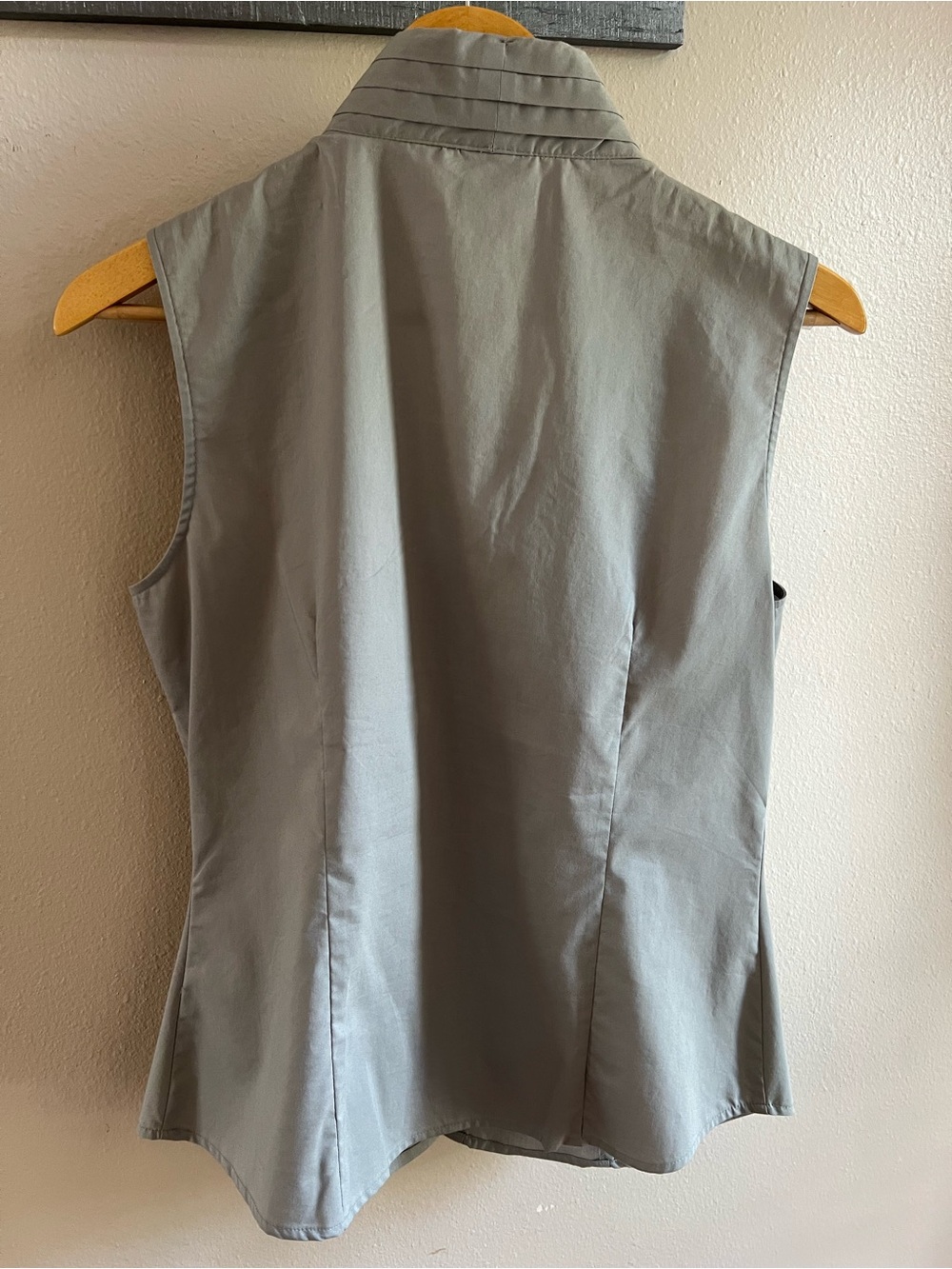 Worthington Sleeveless Ruffled Button-Front Blouse in Light Gray - Picture 4 of 7